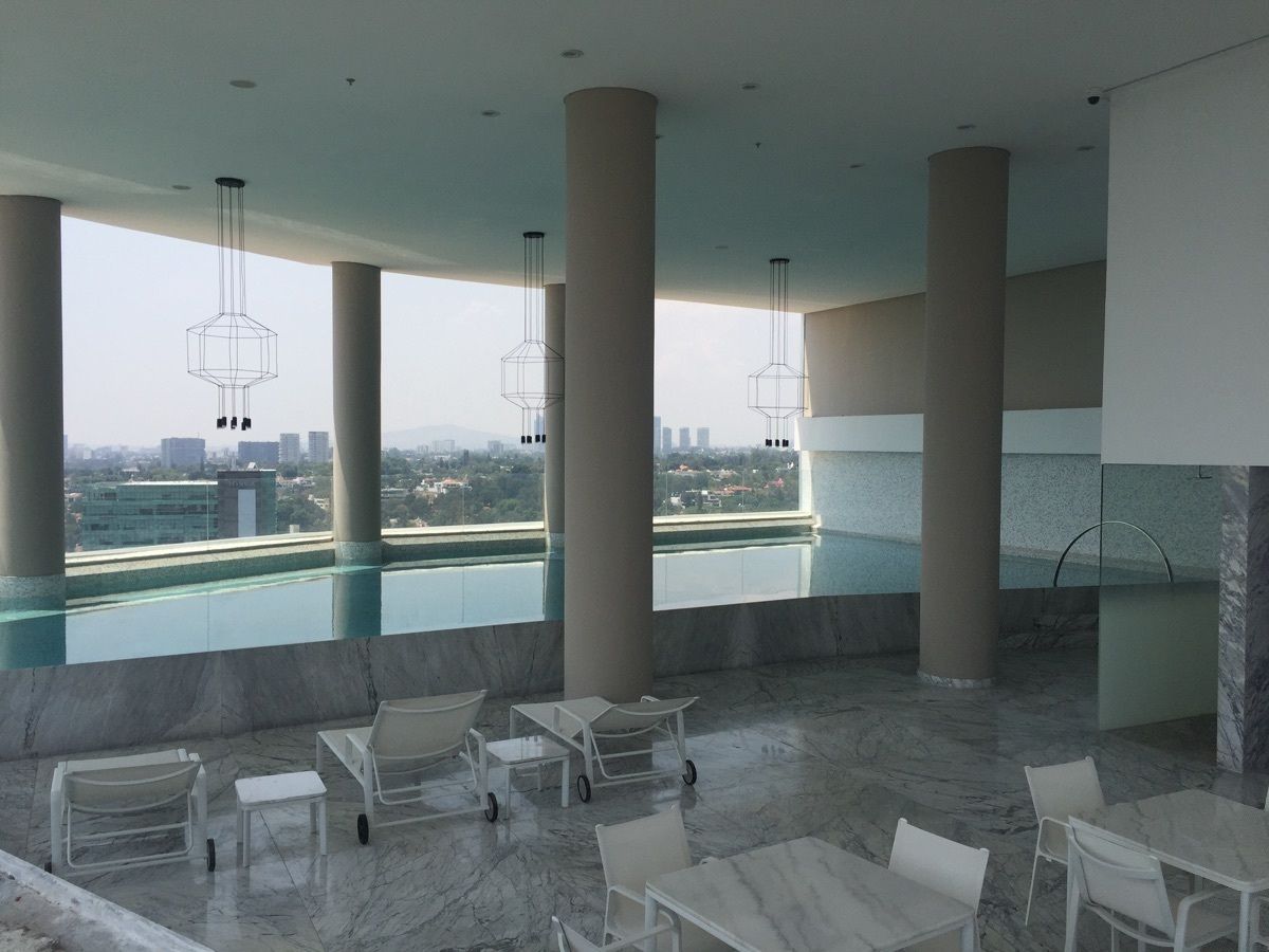 4 de 49: CAMASTROS Y MESAS ALREDEDOR DE ALBERCA