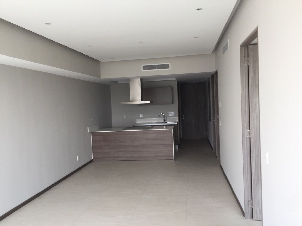 28 de 49: COCINA VISTA DESDE LA SALA