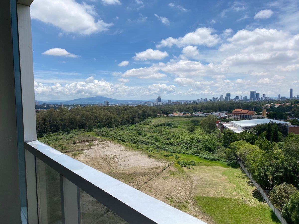 25 de 49: balcón al que sales desde la sala del 6 i