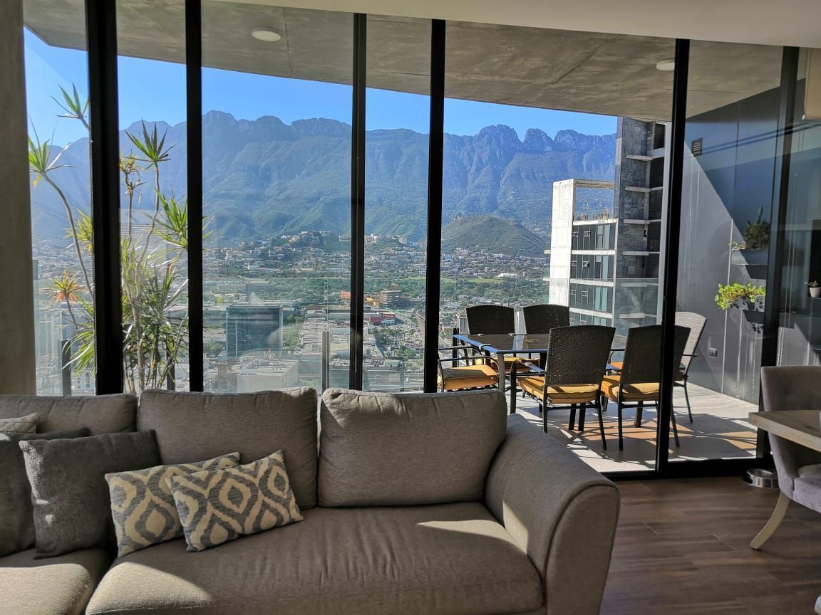 13 de 23: sala con salida a terraza con increible vista a sierra madre