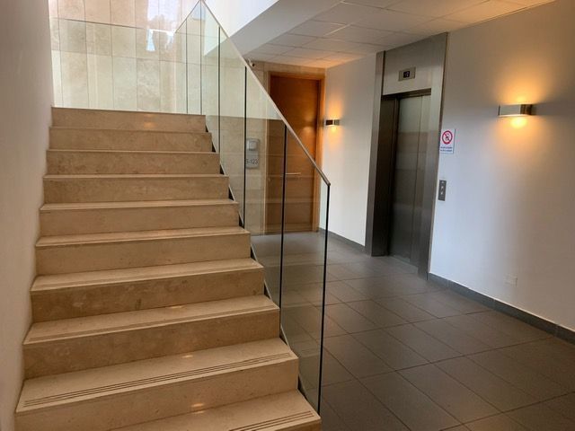11 de 26: Hall ascensores y escalera piso oficinas