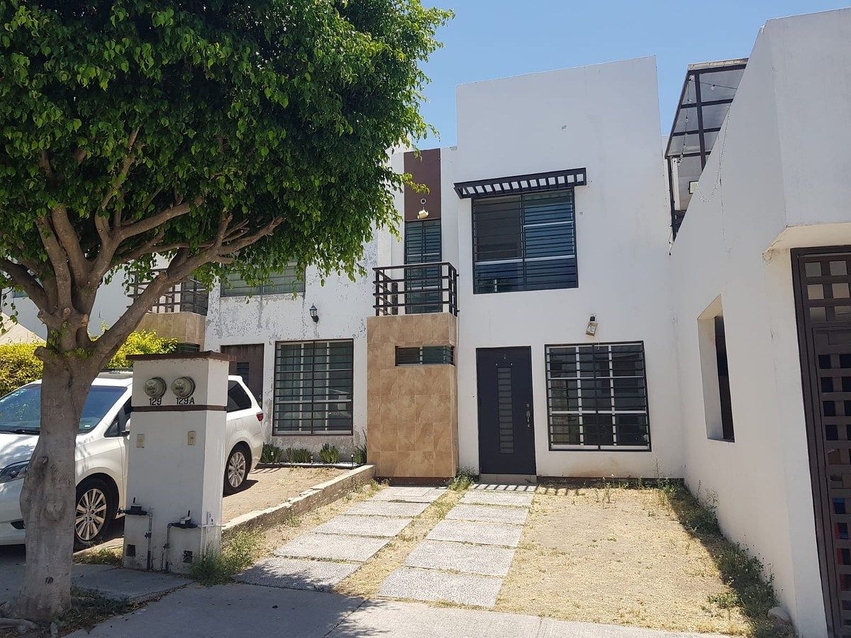 1 of 16: Fachada