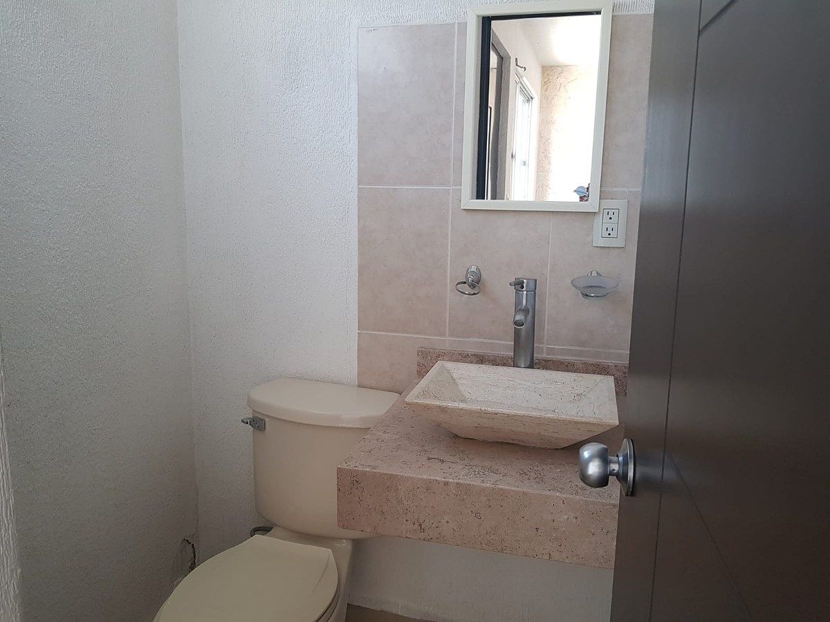 6 of 16: Medio baño PB