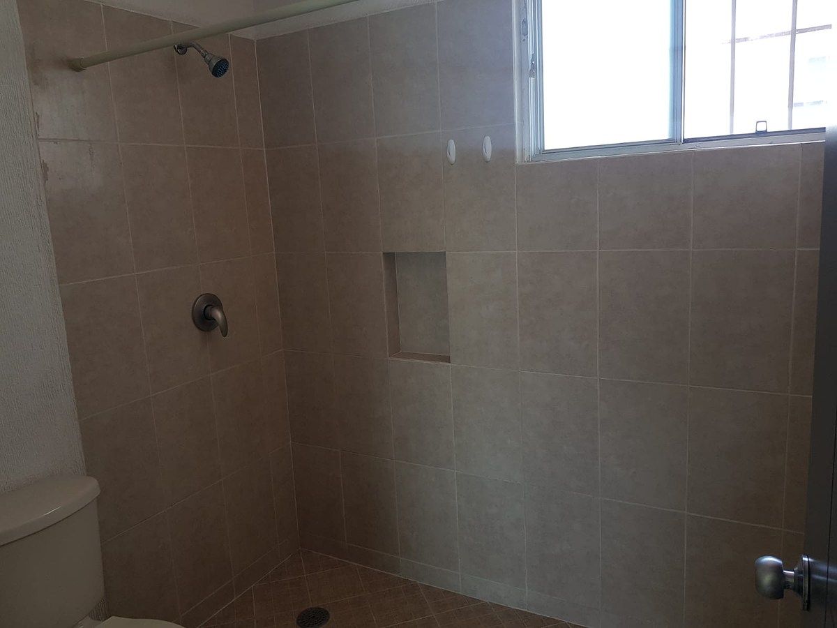 11 of 16: Amplio baño completo