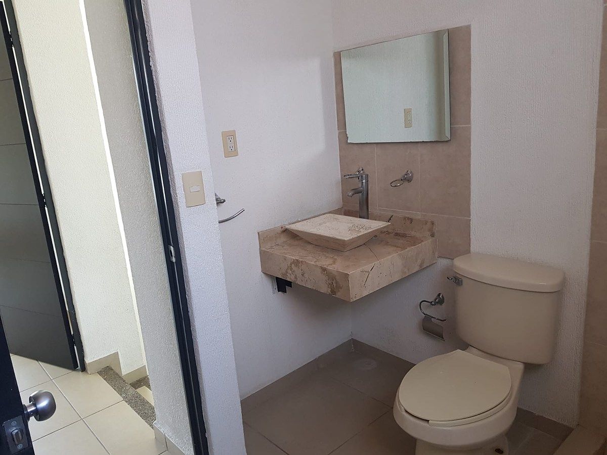 12 of 16: Baño completo de Planta Alta