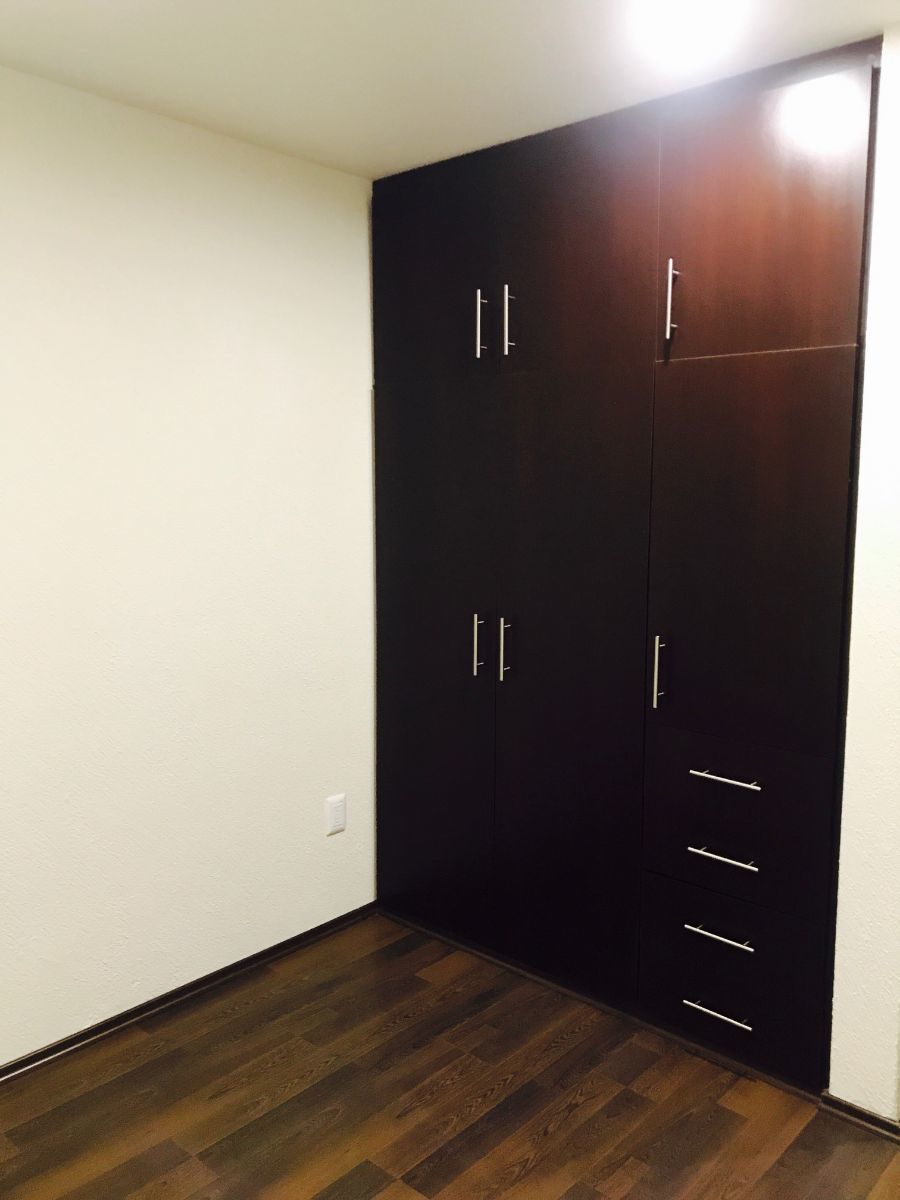 4 of 26: Closet Recamara 2