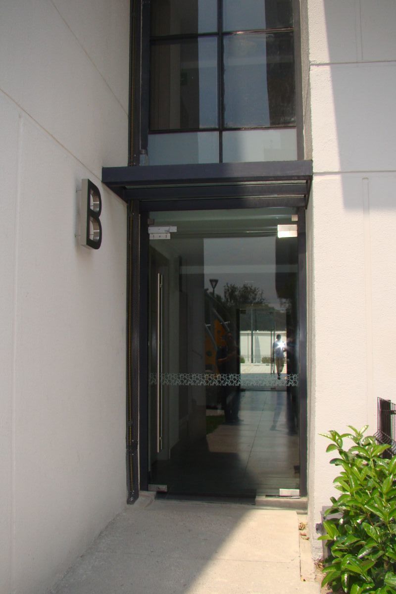 3 de 18: Acceso al Edificio
