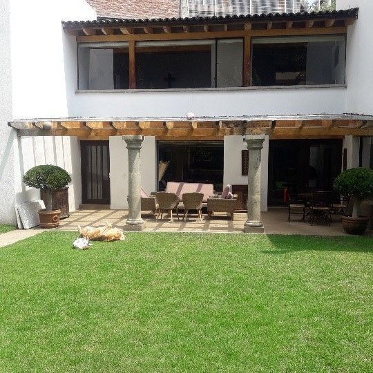 2 de 20: Gran terraza techada amueblada y iluminada con jardín