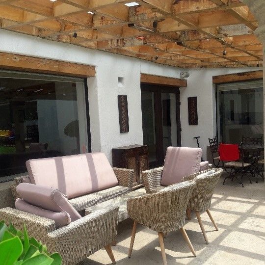 3 de 20: Gran terraza techada amueblada y iluminada