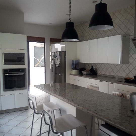 4 de 20: Gran cocina equipada y amueblada