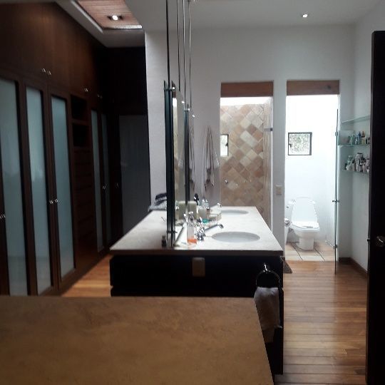 13 de 20: Increíble baño principal equipado con walk in closet