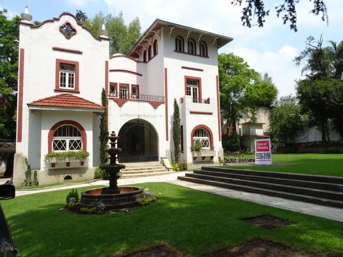 1 de 31: Fuente a la entrada con gran jardín