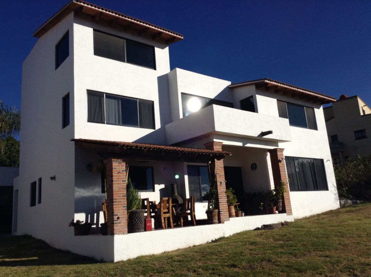 CASA EN VENTA EN QUERÉTARO, VISTA REAL CON JARDÍN GRANDE Y VISTAS  INCREIBLES | EasyBroker