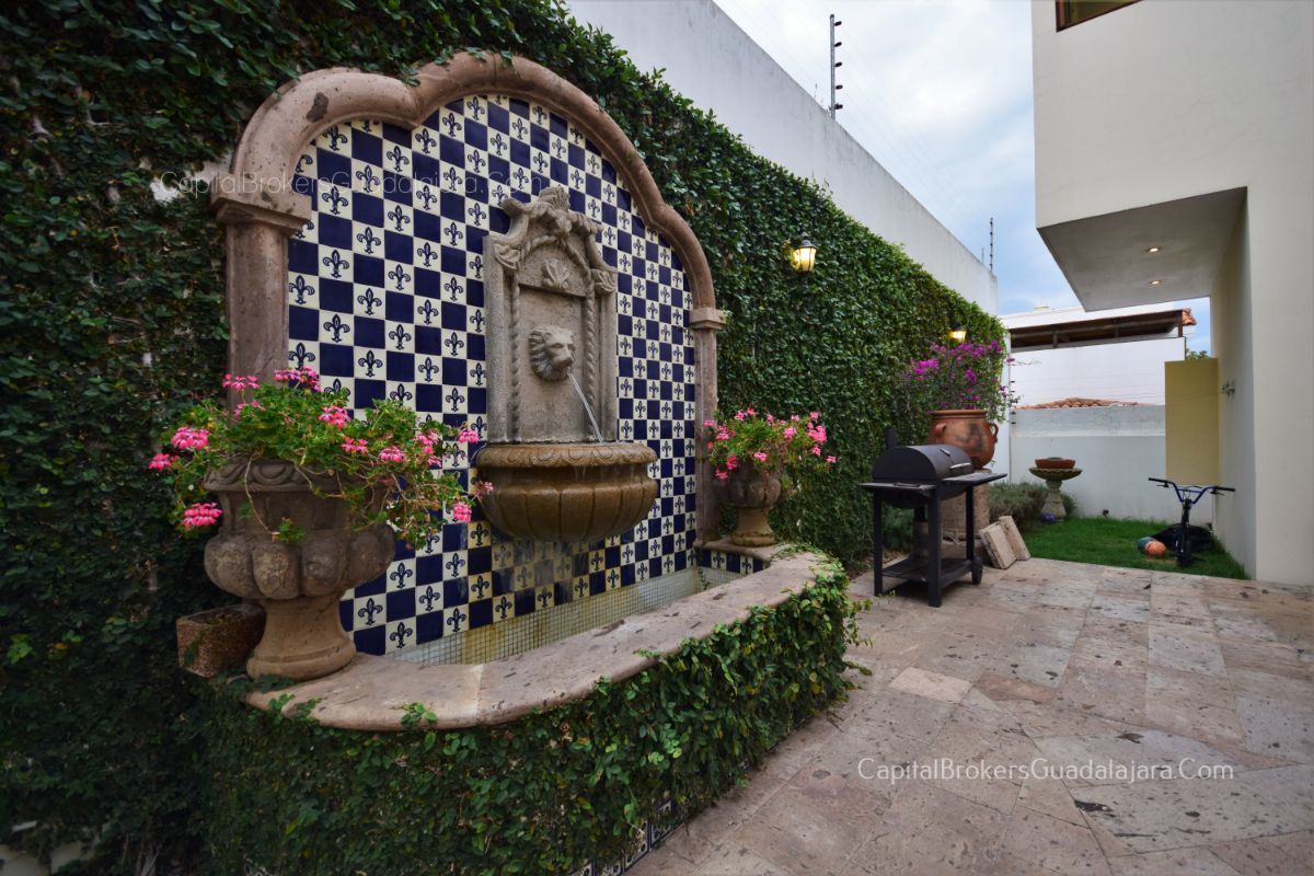 Casa de lujo en venta en El Palomar estilo Hacienda Mexicana sur |  EasyBroker