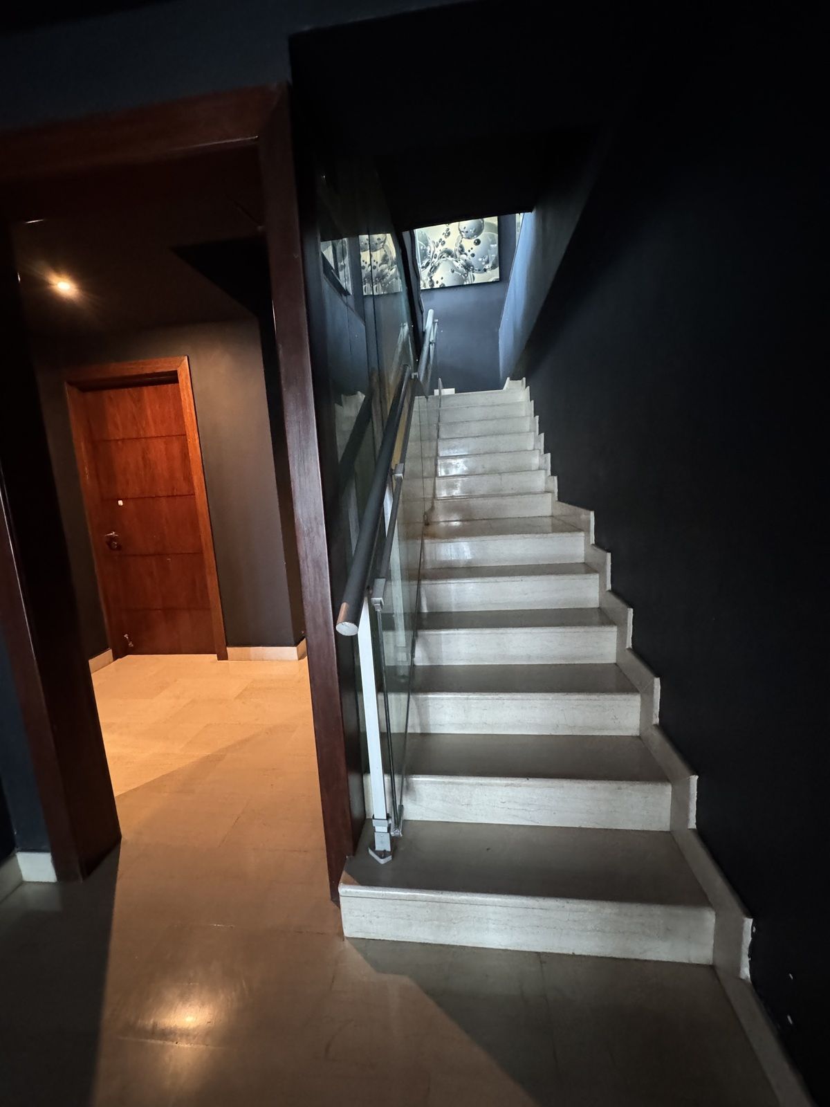 25 de 26: Escalera hacia 2ndo nivel