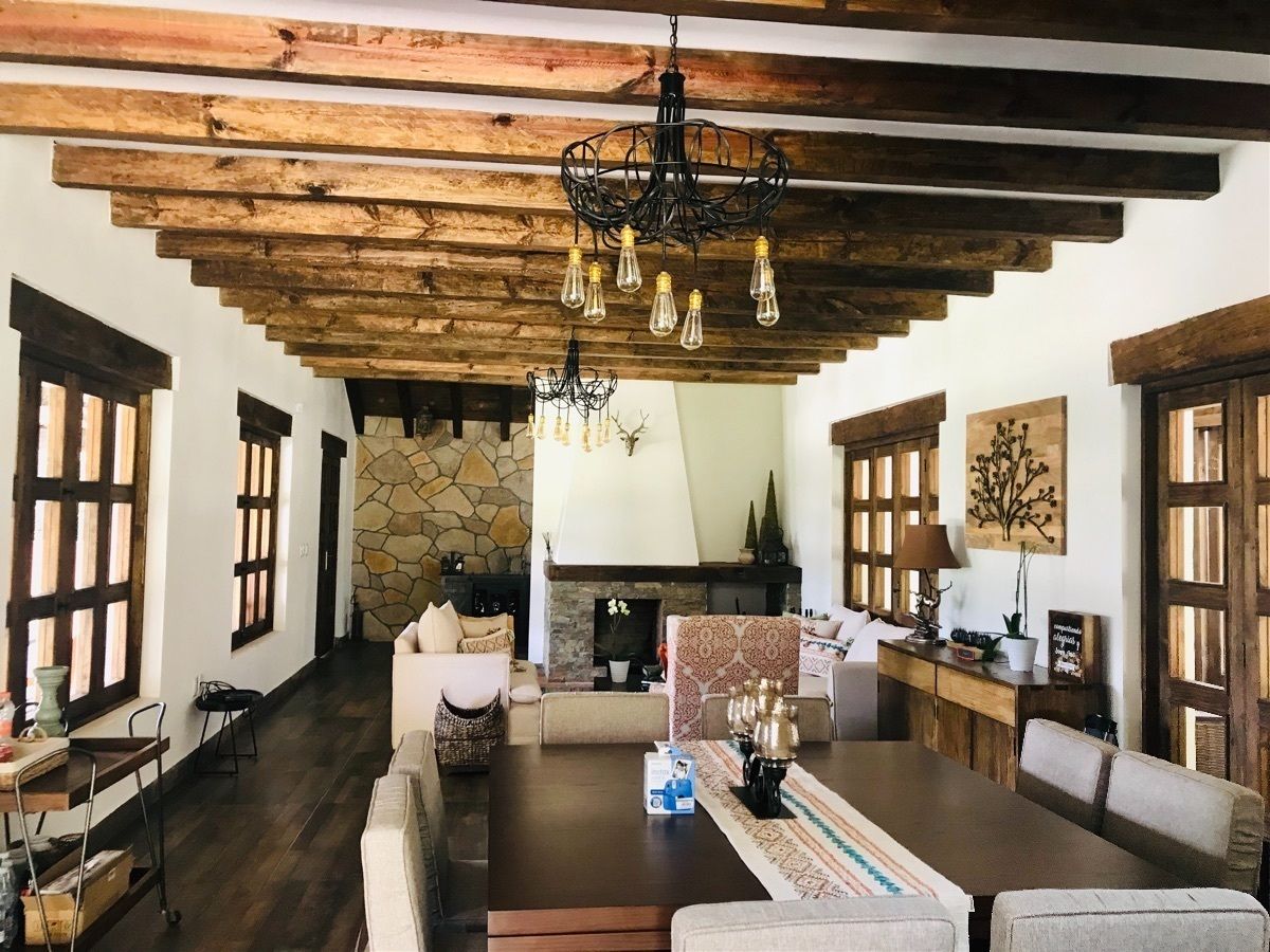 2 de 49: Sala con finos acabados de madera, chimenea, lámparas 
