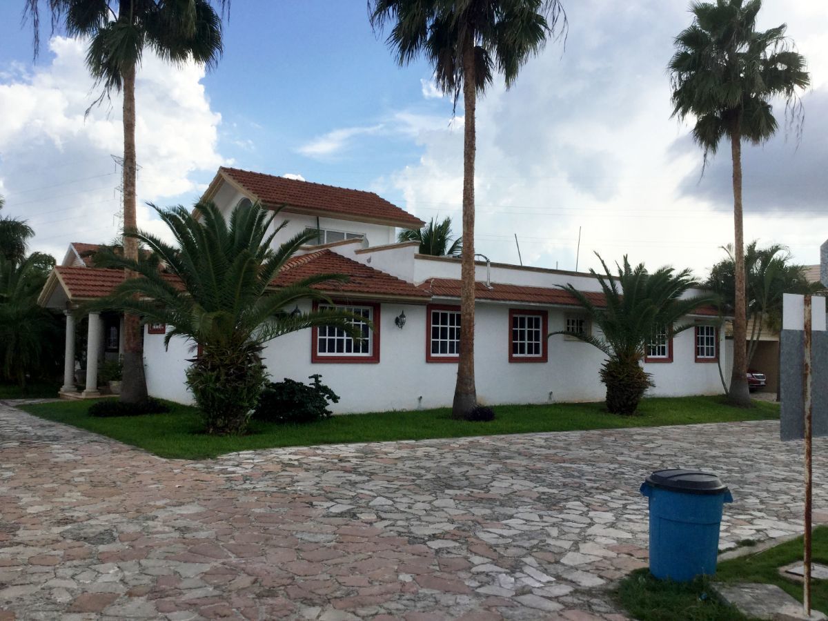 Casa de estilo californiano, y una sola planta, en Villas Cholul