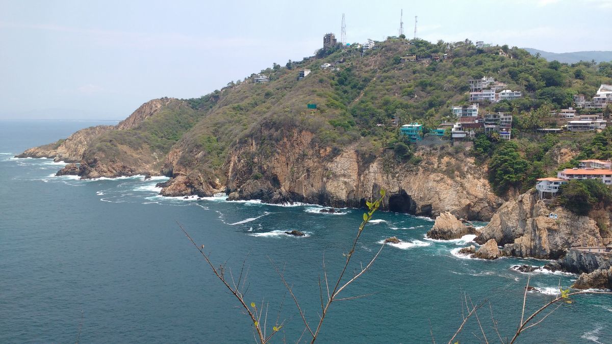 En venta casa REMODELADA con vista al mar Fraccionamiento Las Playas  Acapulco | EasyBroker