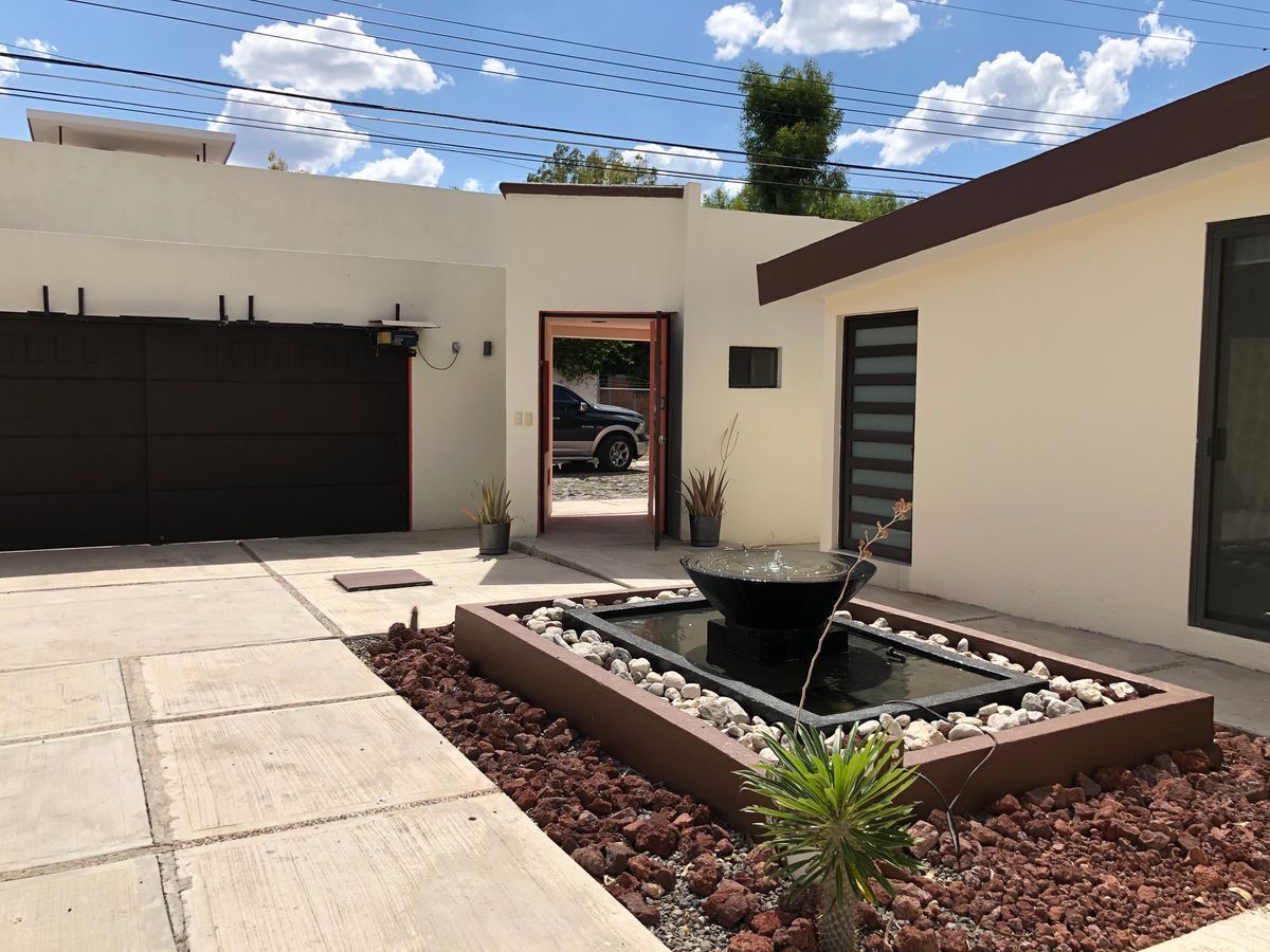 2 de 17: Casa de un piso y 4 recámaras en venta Fracc Jurica Qro