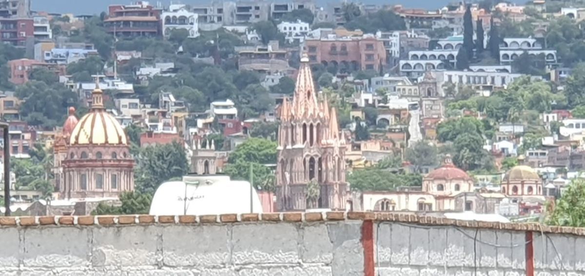 38 de 41: Terraza con vista a la parroquia.