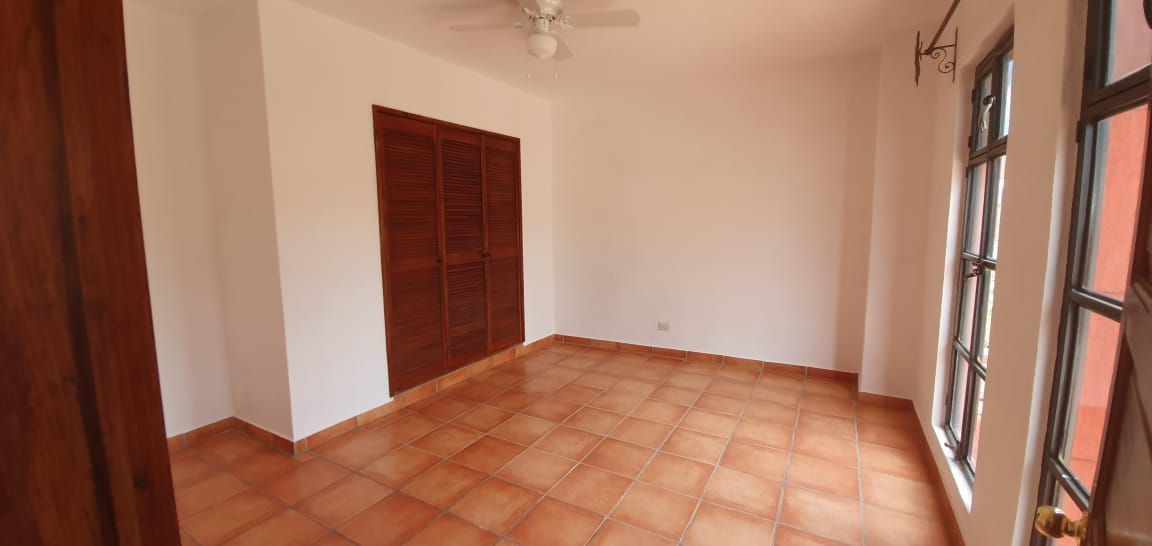 24 de 41: Recamara con closet de madera.