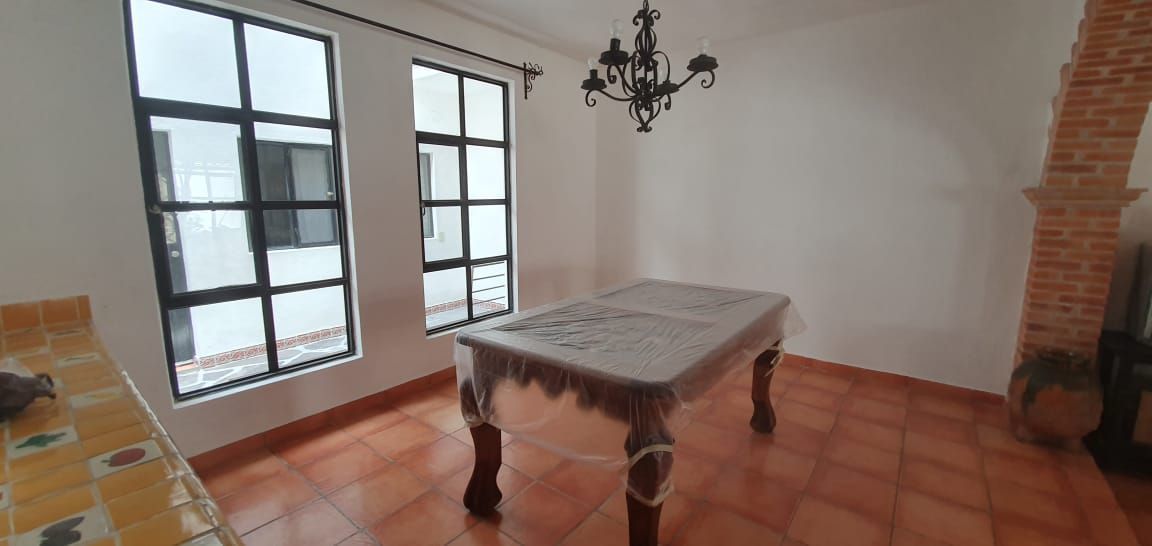 5 de 41: Comedor con grandes ventanales.