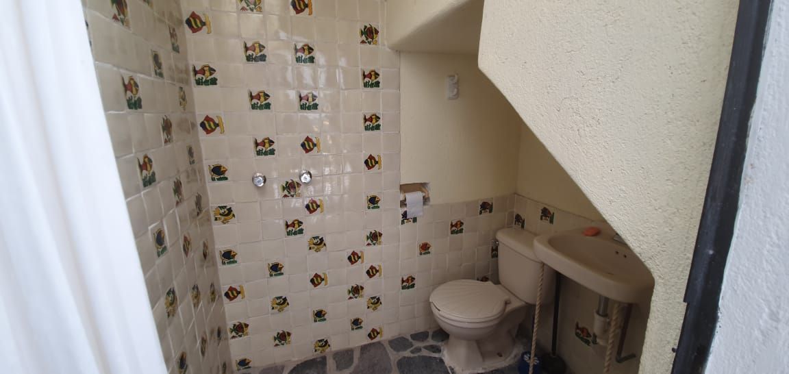 10 de 41: Baño completo con mosaico de talavera.