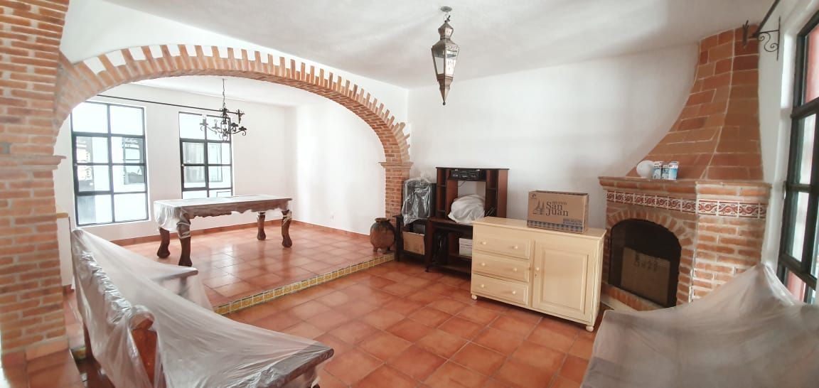 3 de 41: Comedor y Sala con chimenea de ladrillo.