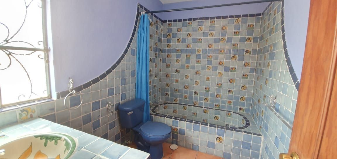 16 de 41: Baño completo con mosaico de talavera.