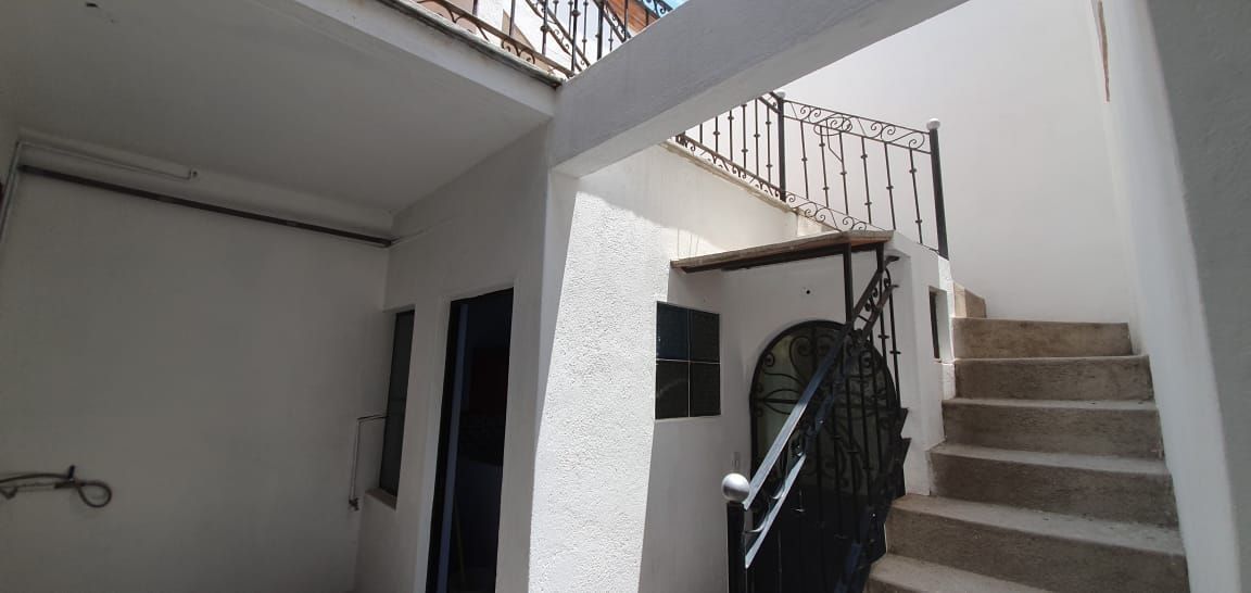 9 de 41: Área de habitaciones con baño completo compartido.