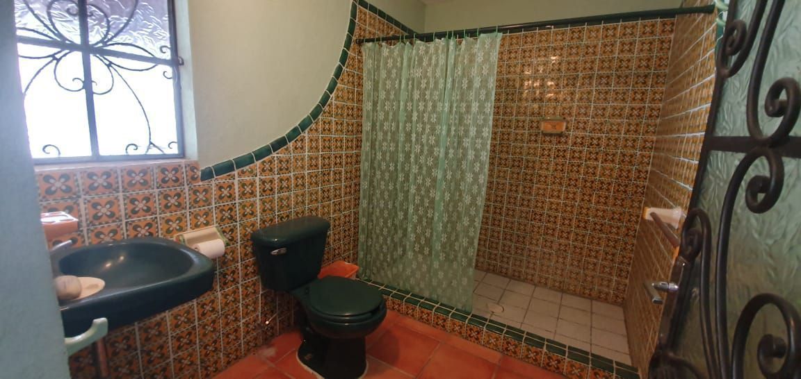 7 de 41: Baño completo con mosaico de talavera pintado a mano.
