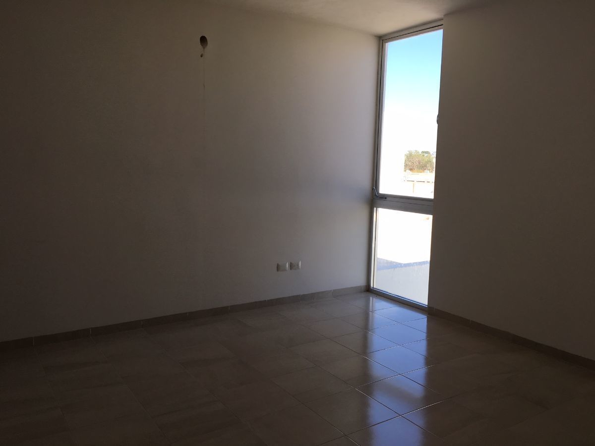 5 of 13: Habitación