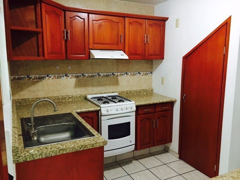 2 de 13: Casa en renta Real de Valdepeñas, Zapopan, coto privado