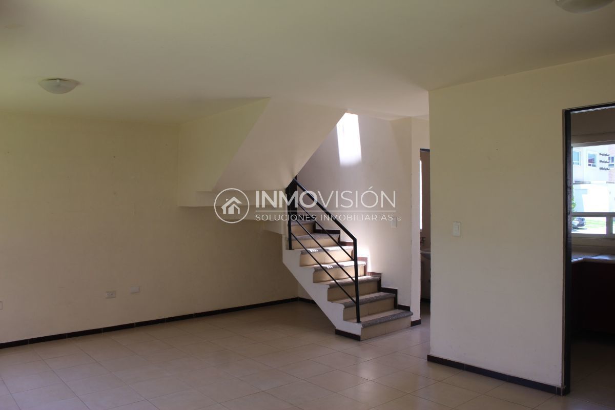 3 de 22: Interior casa - sala, comedor con vista a jardín