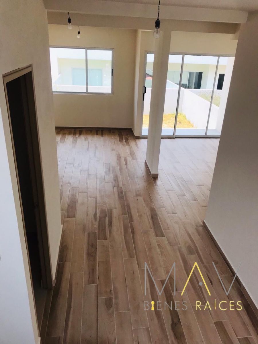 2 de 9: Sala/comedor con vista al jardín