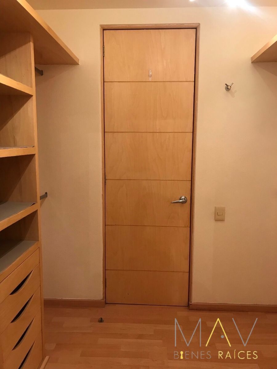 7 of 10: Vestidor Cuarto Principal