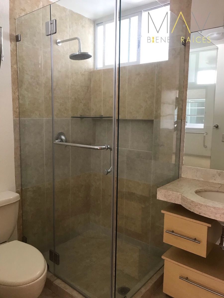 8 of 10: Baño cuarto principal