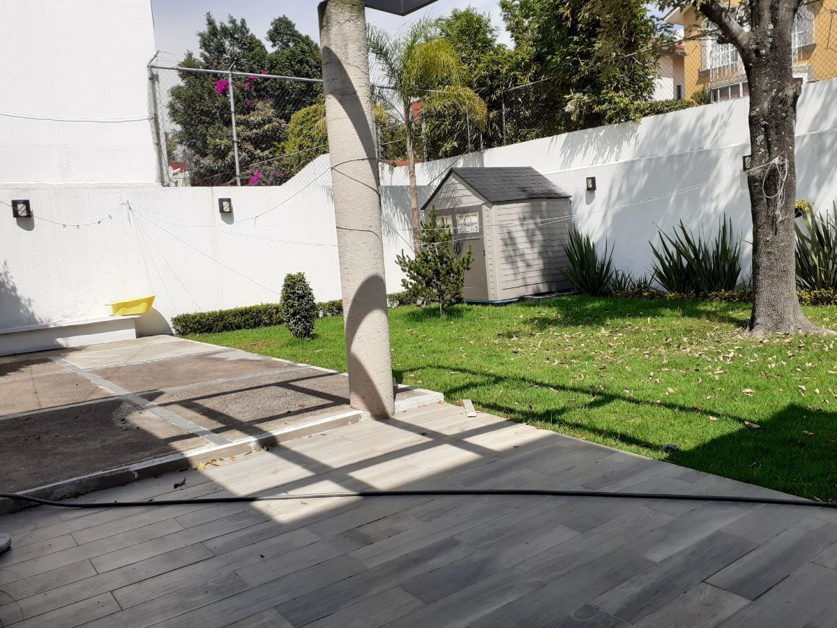 23 de 26: JARDÍN TRASERO 