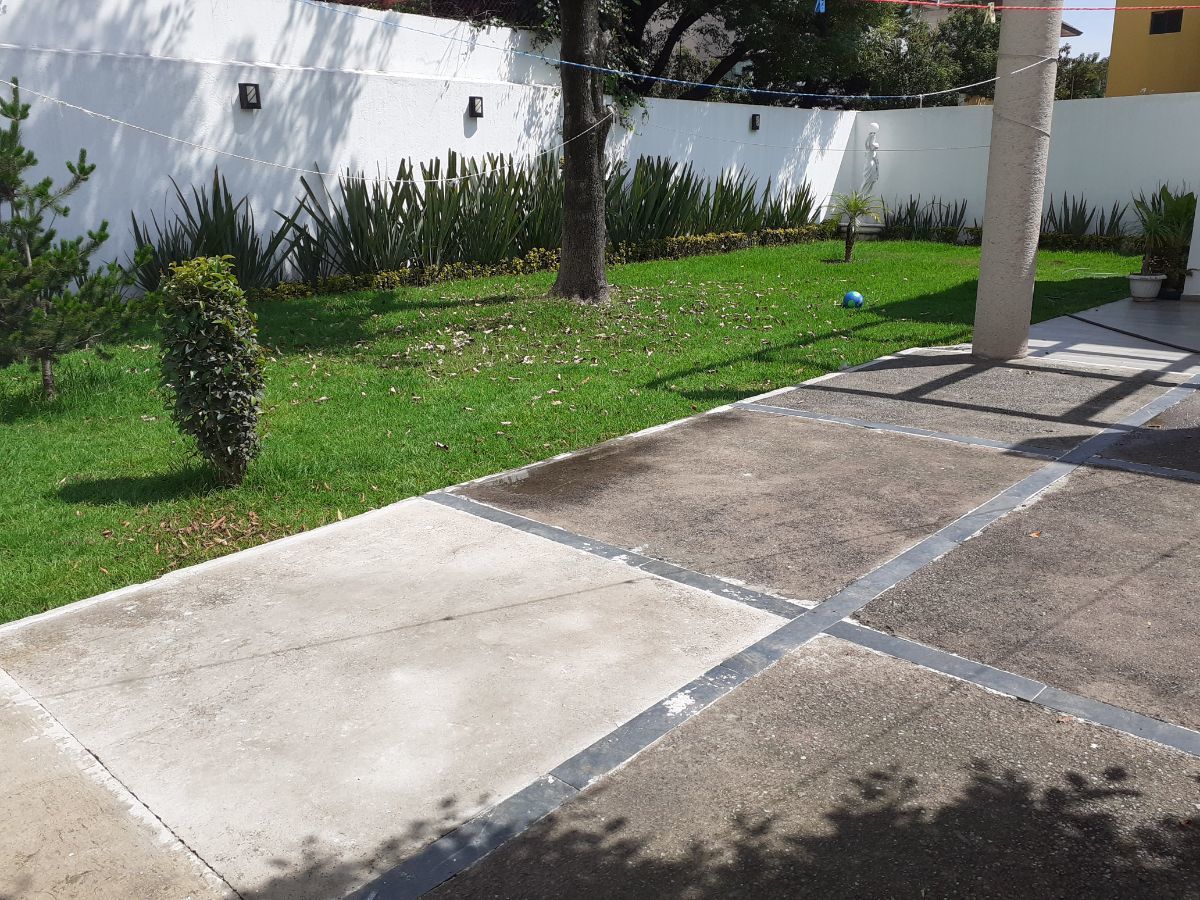 24 de 26: JARDÍN TRASERO 