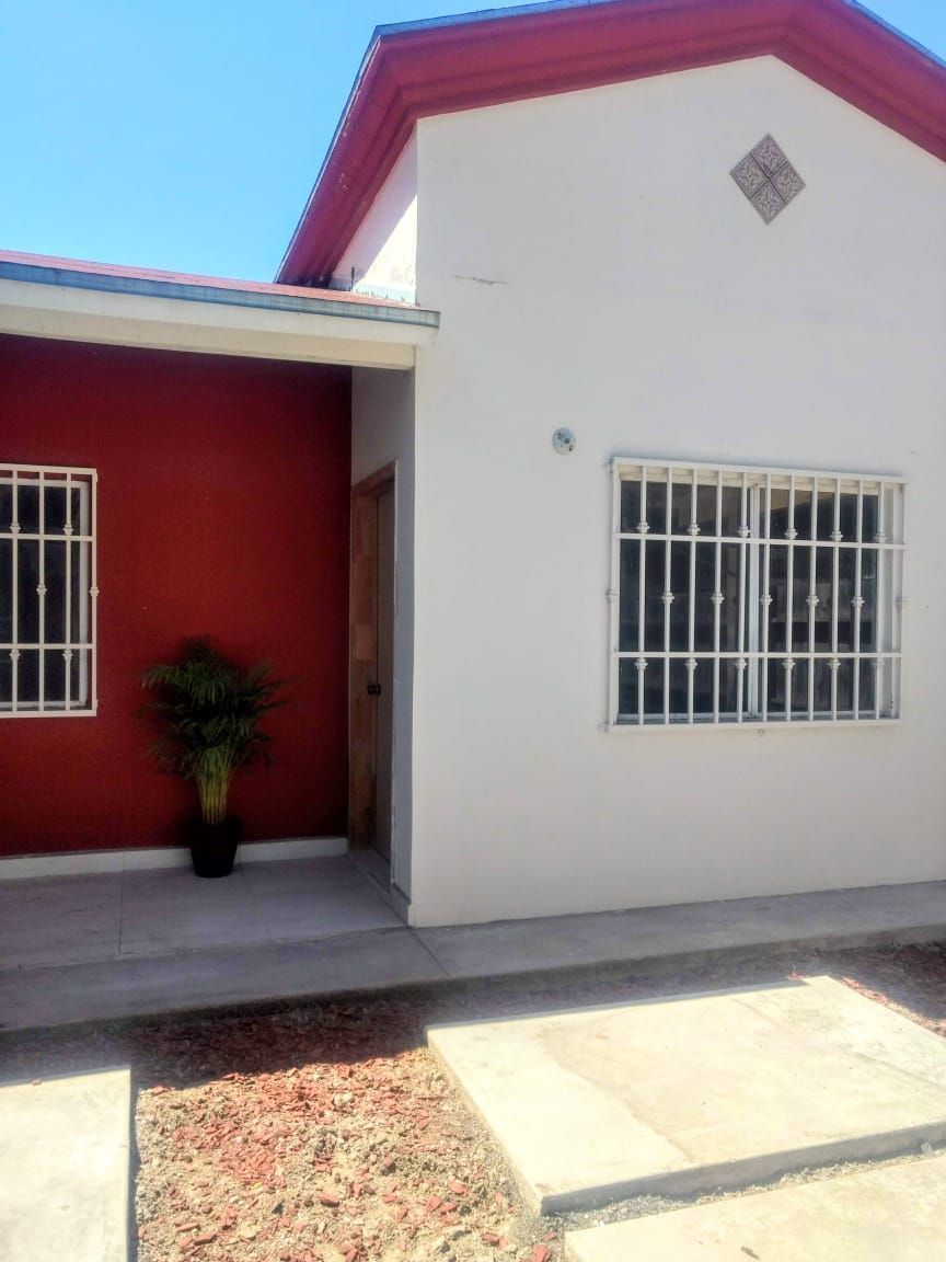 1 de 8: Fachada principal 