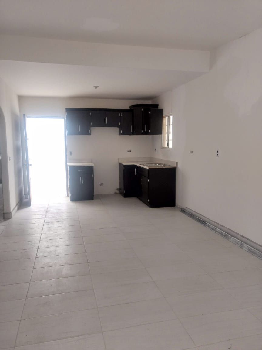 3 de 8: Entrada de la casa, sala comdor