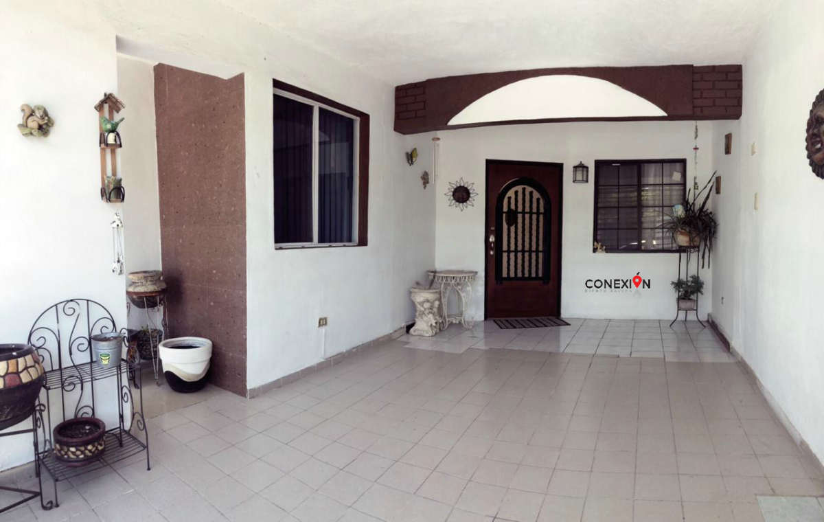 2 de 10: Cochera techada, Casa en venta con buena ubicación en Guadal