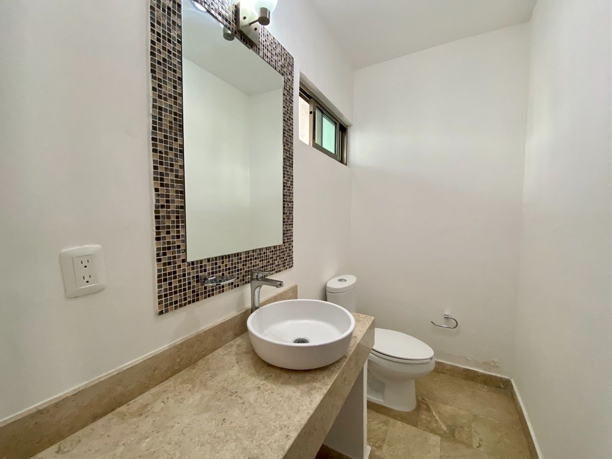 8 de 26: Medio baño 