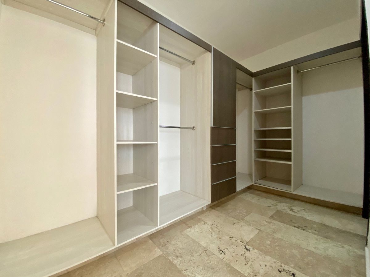 14 de 26: Vestidor de habitación 2 