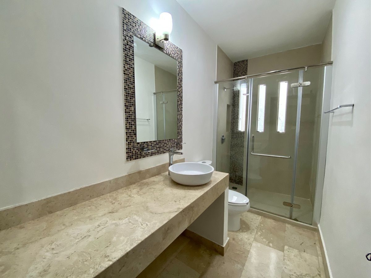 15 de 26: Baño de habitación 2