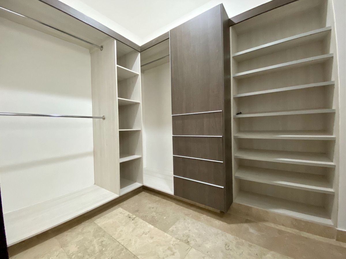 18 de 26: Vestidor de habitación 3 