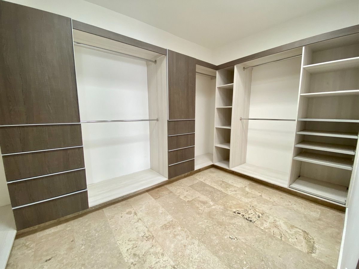 22 de 26: Vestidor de habitación principal 
