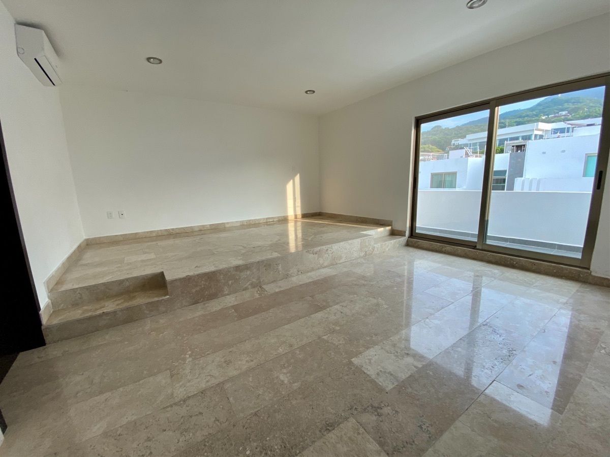 21 de 26: Habitación principal con desnivel y balcón. 