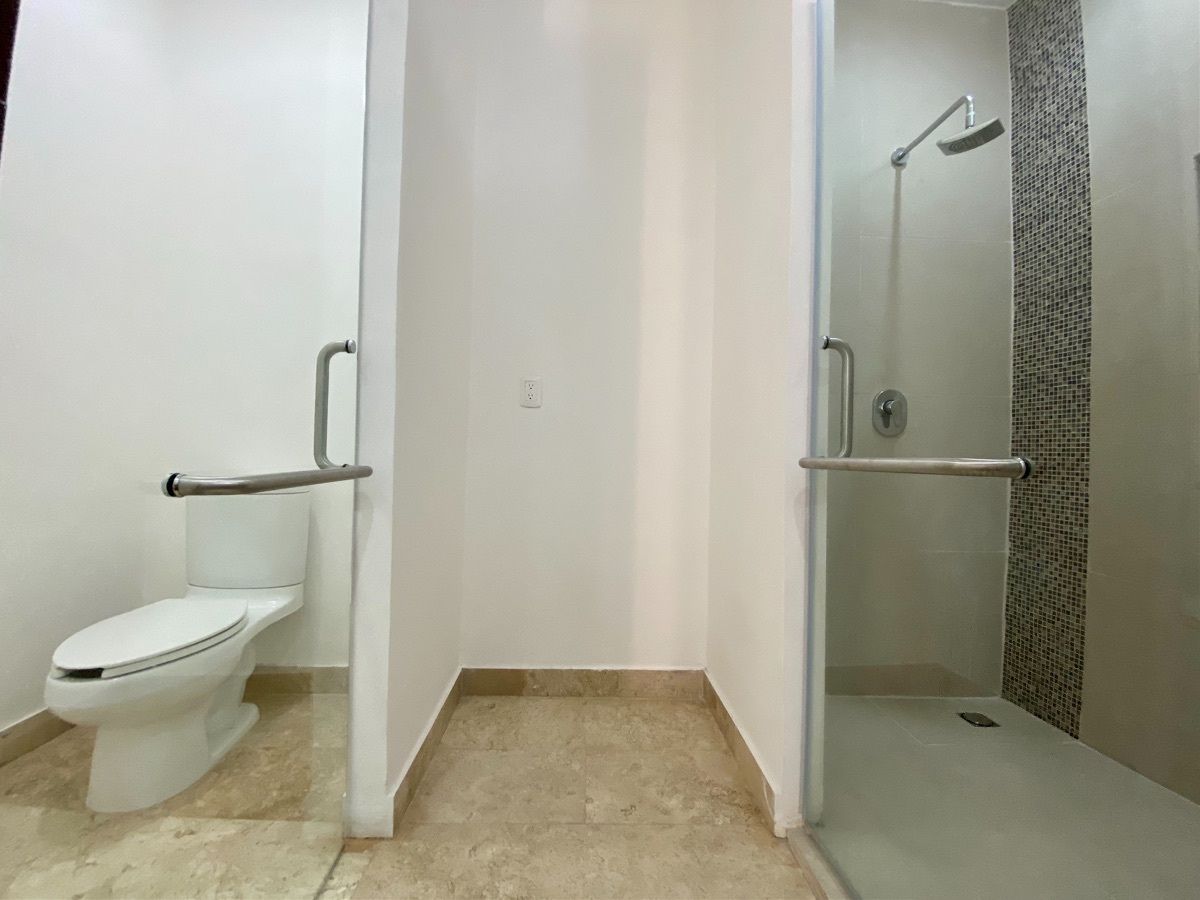 23 de 26: Baños de habitación principal 