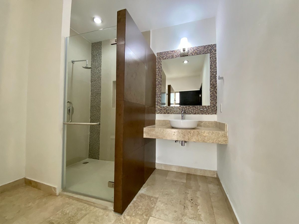 24 de 26: Baño de habitación principal 